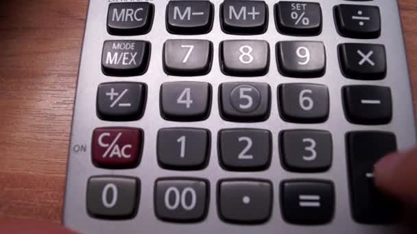 un calcolatore che analizza un progetto di affari
. - Filmati, video