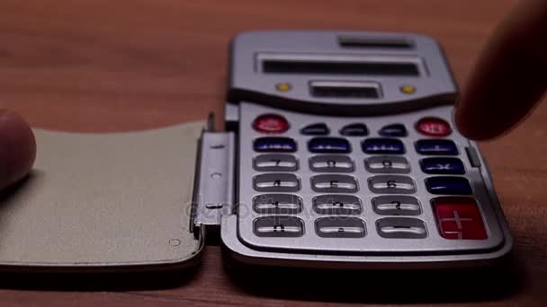 Kalkulačka a jednou rukou stisknutím tlačítka. - Záběry, video
