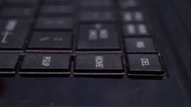 Černá klávesnice a jedním prstem stisknutím tlačítka. - Záběry, video