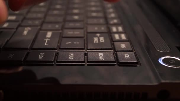 Černá klávesnice a jedním prstem stisknutím tlačítka. - Záběry, video