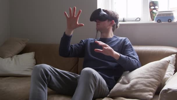 Man Wearing Virtual Reality Headset - Кадры, видео