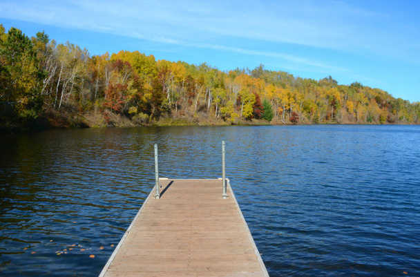 Caída en el lago Pennington y muelle del barco Cuyuna Country State Recreation Área, Minnesota
 - Foto, Imagen