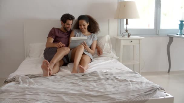 Couple Looking At Digital Tablet - Metraje, vídeo