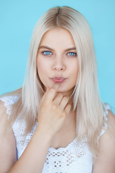 крупним планом Дівчина з білим пофарбованим волоссям
 - Фото, зображення