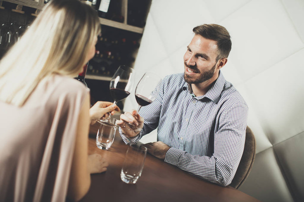 赤ワインを飲むカップル - 写真・画像