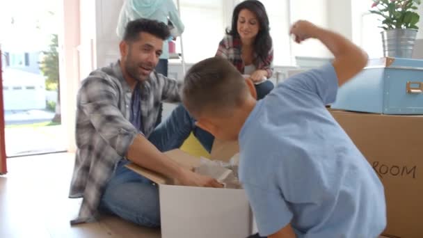 Hispanic Family Moving Into New Home - Imágenes, Vídeo