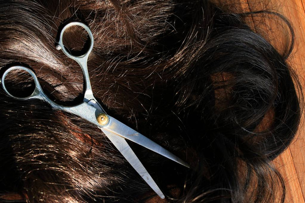 Tijeras de peluquero en el cabello
 - Foto, Imagen