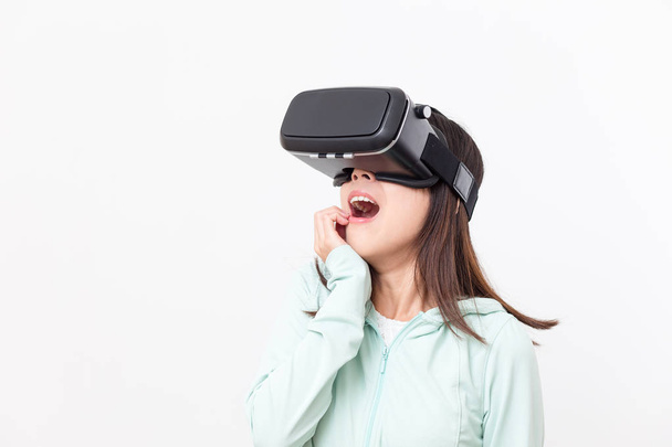жінка відчуває страх дивитися з пристроєм віртуальної реальності
 - Фото, зображення