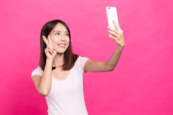 mujer tomar selfie por teléfono móvil
 - Foto, imagen