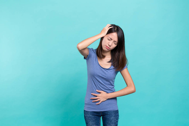 Nő szenved gyomorfájás - Fotó, kép