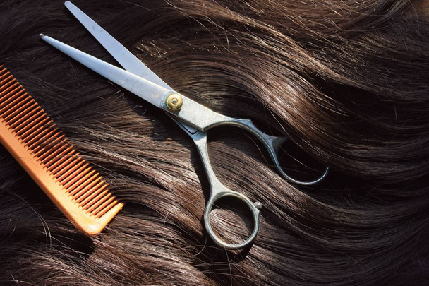 Tesoura de barbeiro em cabelo
 - Foto, Imagem
