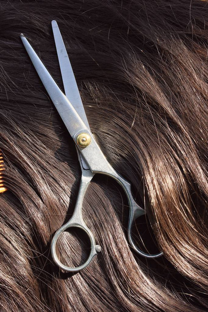 Парикмахерские ножницы на волосах
 - Фото, изображение