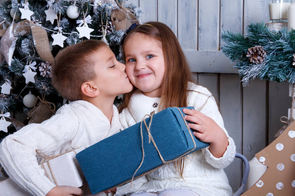 Çocuk kız Noel ağacının altında öpüşme - Fotoğraf, Görsel