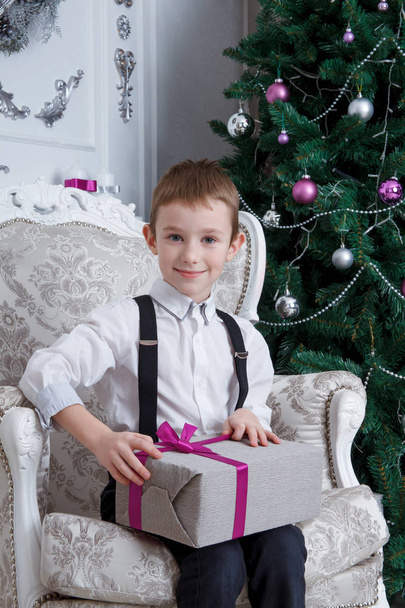 Boy with Christmas gift-box - Fotoğraf, Görsel