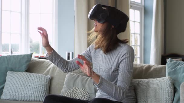Mulher vestindo fone de ouvido realidade virtual
  - Filmagem, Vídeo
