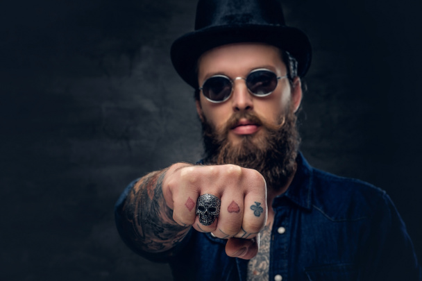 Los dedos de Hipster con anillo
 - Foto, Imagen