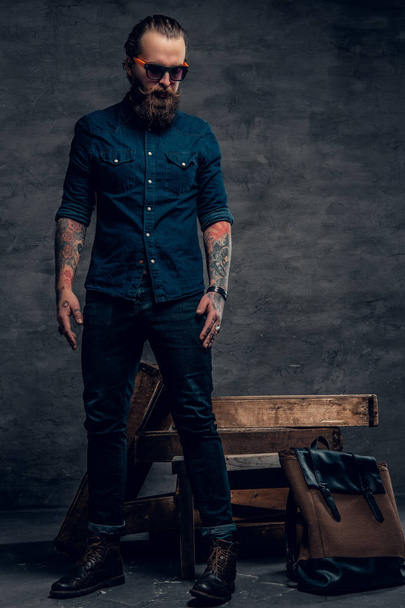 Бородатый мужчина с татуированными руками
 - Фото, изображение
