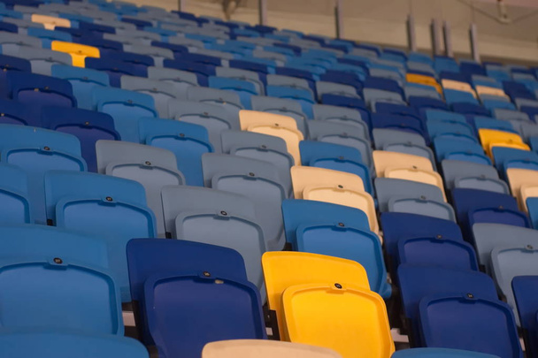 Prázdný stadion před zápasem s řadami sedadel - Fotografie, Obrázek