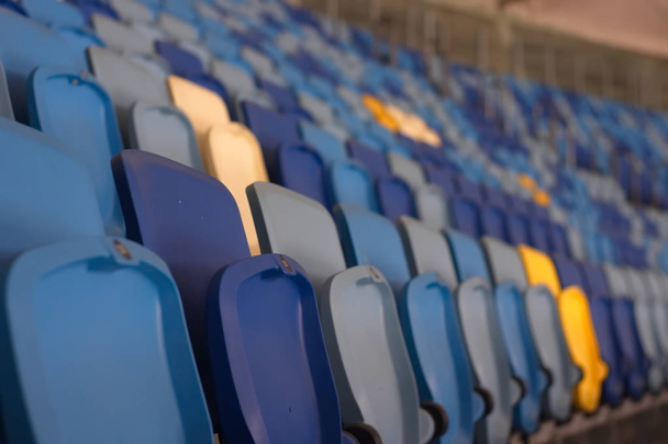 leeg stadion voor de wedstrijd met rijen van stoelen een - Foto, afbeelding