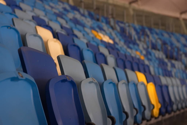 Leeres Stadion vor dem Spiel mit Sitzreihen - Foto, Bild