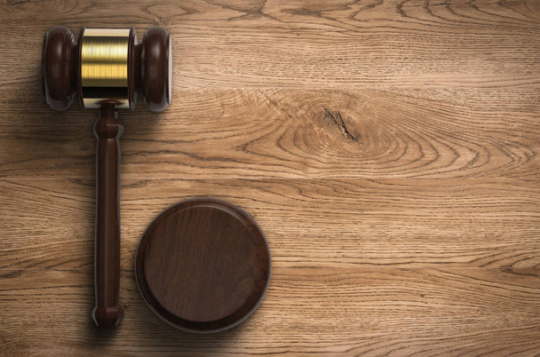 σφυρί δικαστή σε φόντο ξύλινη - Φωτογραφία, εικόνα