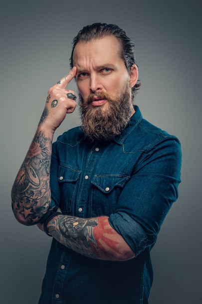 Hombre barbudo con tatuajes en los brazos
 - Foto, Imagen