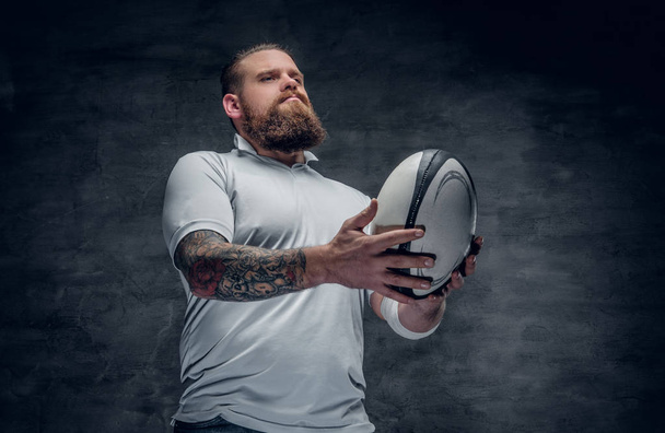 Jogador de rugby pegando uma bola de jogo
 - Foto, Imagem