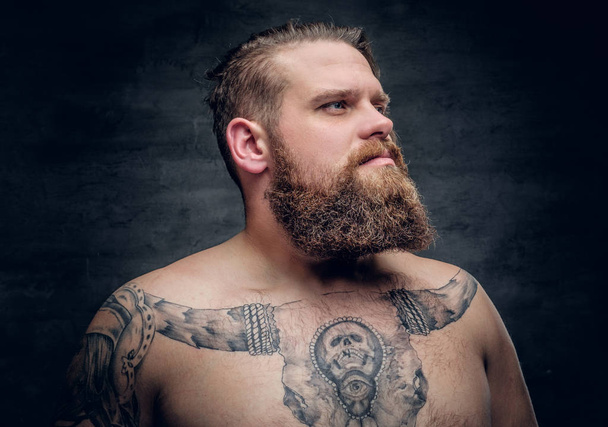 Homme avec tatouage de taureau sur une poitrine
 - Photo, image