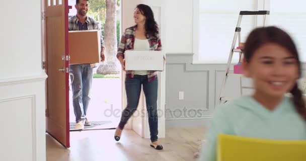 Hispanic Family Moving Into New Home - Záběry, video