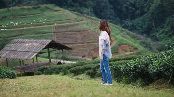 Ázsiai turisták nő a tea ültetvény farm: doi angkhang moun - Fotó, kép