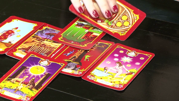 Mulher baralhando cartas de taro
 - Filmagem, Vídeo