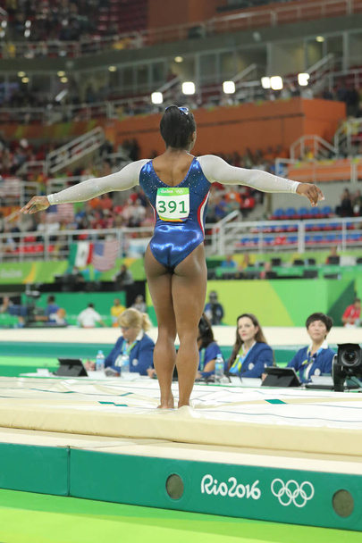 Olympiavoittaja Simone Biles of United States kilpailee holvin naisten all-around voimistelu Rio 2016 olympialaisissa
  - Valokuva, kuva