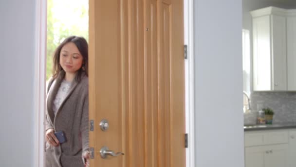Asian woman returning home - Metraje, vídeo