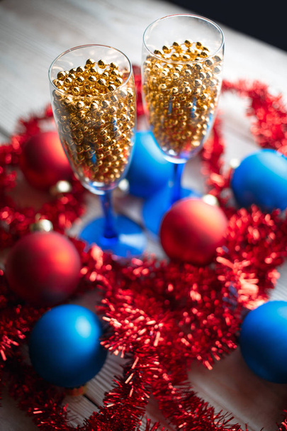 Hizmet tablo. Yeni yıl arifesinde parti tablo şampanya ile. Şampanya bardağı. Kutlama teması. Yeni dekor-boncuk, garland şampanya yerine. Şampanya ile şenlikli gözlük. - Fotoğraf, Görsel