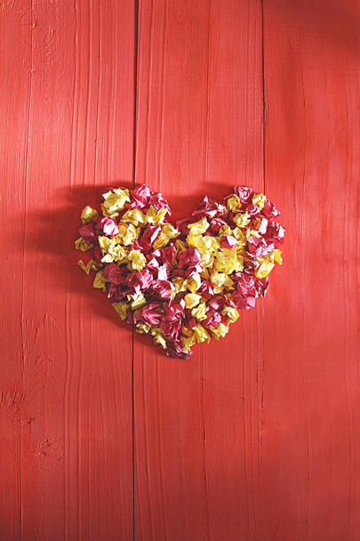 Corazón de papel rojo
 - Foto, imagen