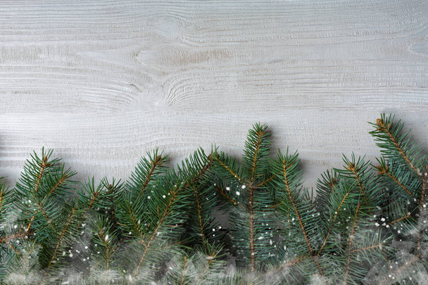 Weihnachten Hintergrund mit Weihnachtsbaum und funkeln Bokeh Lichter auf Holz Leinwand Hintergrund. Frohe Weihnachten. Thema Winterurlaub. Frohes neues Jahr. Raum für Text. Frohe Feiertage - Foto, Bild