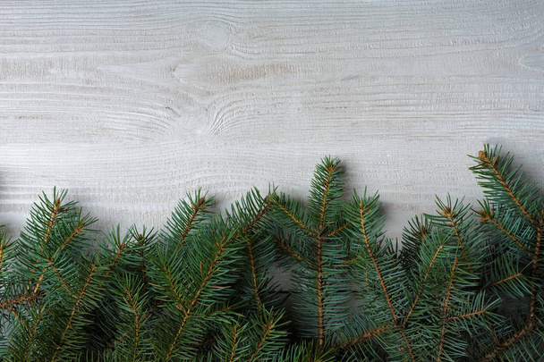 Sfondo di Natale con albero di Natale e luccica luci bokeh su sfondo di tela di legno. Buon Natale, cartolina. Tema vacanze invernali. Felice anno nuovo. Spazio per il testo. Buone feste - Foto, immagini