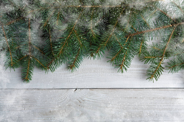 Fundo de Natal com árvore de xmas e luzes bokeh brilho no fundo de lona de madeira. Feliz cartão de Natal. Tema de férias de inverno. Feliz Ano Novo. Espaço para SMS. Boas festas. - Foto, Imagem