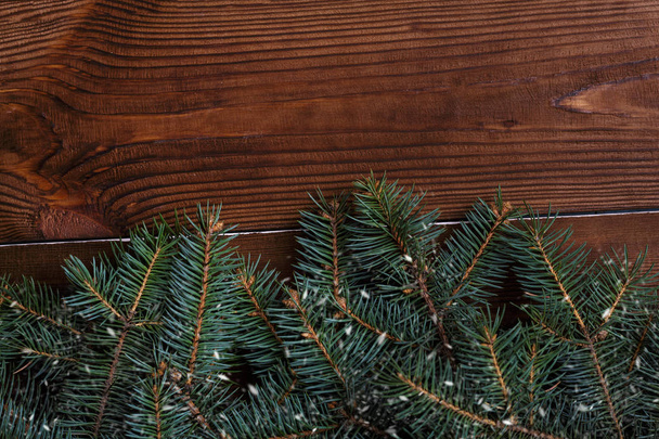 Weihnachten Hintergrund mit Weihnachtsbaum und funkeln Bokeh Lichter auf Holz Leinwand Hintergrund. Frohe Weihnachten. Thema Winterurlaub. Frohes neues Jahr. Raum für Text. Frohe Feiertage - Foto, Bild