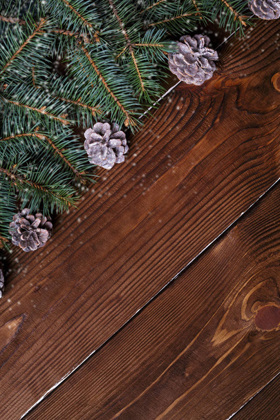 Різдвяний фон з ялинкою та іскрою боке запалює на дерев'яному полотні. Весела різдвяна листівка. Тематика зимових свят. З Новим роком. Простір для тексту. Щасливі свята
 - Фото, зображення