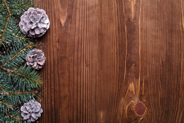 Fundo de Natal com árvore de xmas e luzes bokeh brilho no fundo de lona de madeira. Feliz cartão de Natal. Tema de férias de inverno. Feliz Ano Novo. Espaço para SMS. Boas festas. - Foto, Imagem