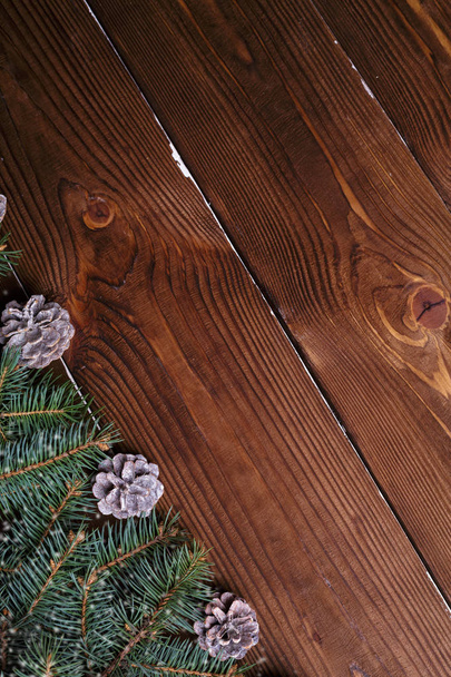 クリスマス ツリーと輝きのボケに木製のライトとクリスマスの背景はキャンバスの背景です。メリー クリスマス カード。冬の休日のテーマ。明けましておめでとう。テキストのためのスペース。楽しい休暇をお過ごしください - 写真・画像