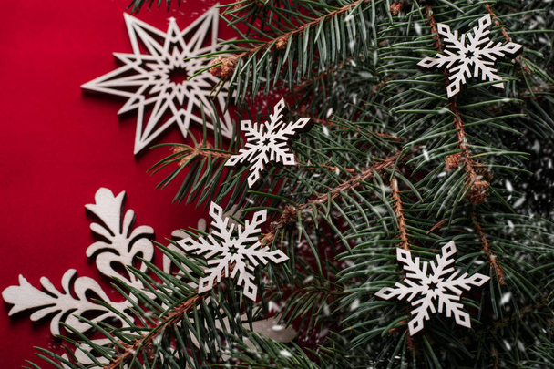 Ahşap ışıkları ağaç ve ışıltı bokeh xmas ile Noel arka plan arka plan bez. Neşeli Noel kartı. Kış tatil Tema. Yeni Yılınız Kutlu Olsun. Metin için yer. İyi Bayramlar - Fotoğraf, Görsel