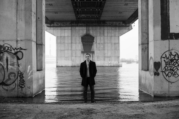 man standing under bridge - Foto, Imagem