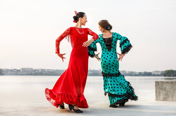 Γυναικεία Ισπανία χορευτές φλαμένκο σε μακρύ φόρεμα - Φωτογραφία, εικόνα