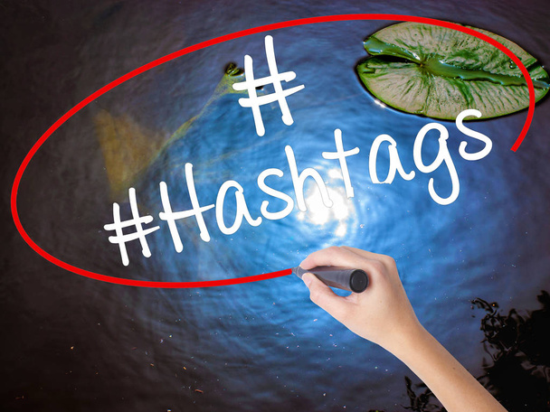 透明基板上のマーカーで女性手書き #Hashtags - 写真・画像