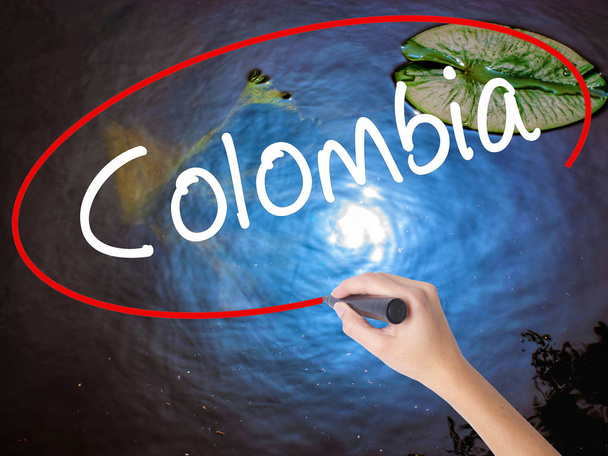 Kadın el yazma Kolombiya marker şeffaf kartı ile - Fotoğraf, Görsel