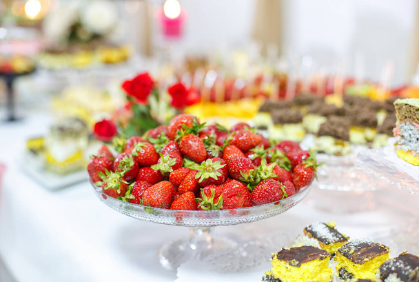 Mesa de banquete lindamente decorada com frutas frescas
. - Foto, Imagem