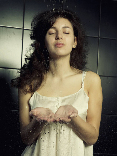 aranyos göndör lány vesz egy zuhany - Fotó, kép