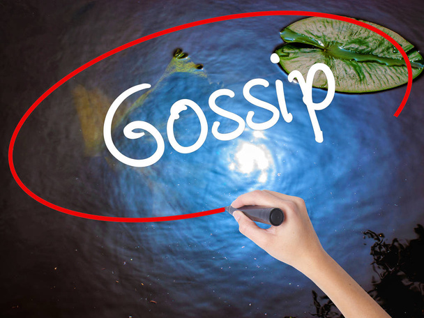 Nainen Käsi Kirjoittaminen Gossip merkki yli läpinäkyvä aluksella
 - Valokuva, kuva